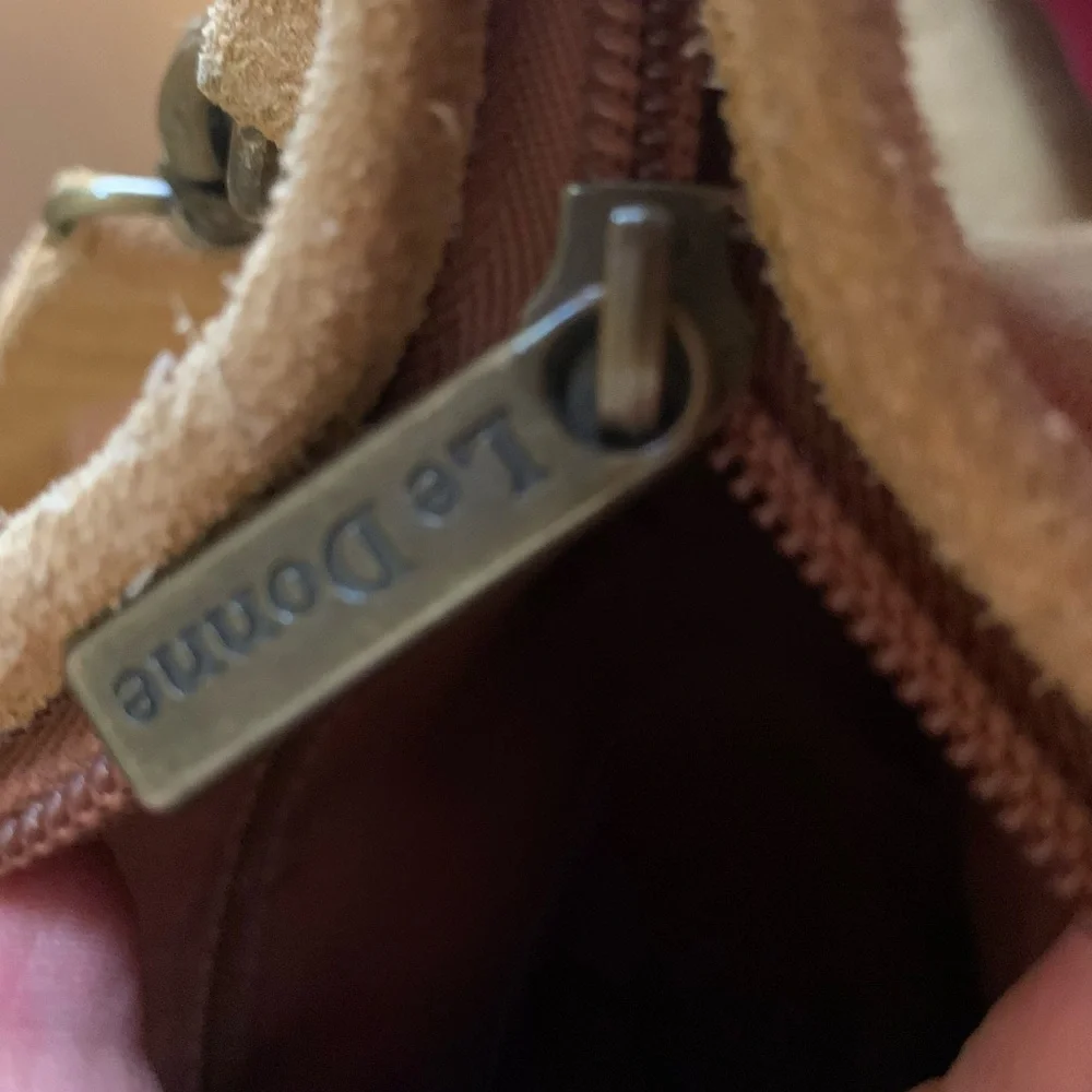 Vtg Le Donne SuedeLeather Bag Travel Shoulder Duffel Bag Tan strap Weathered Lg